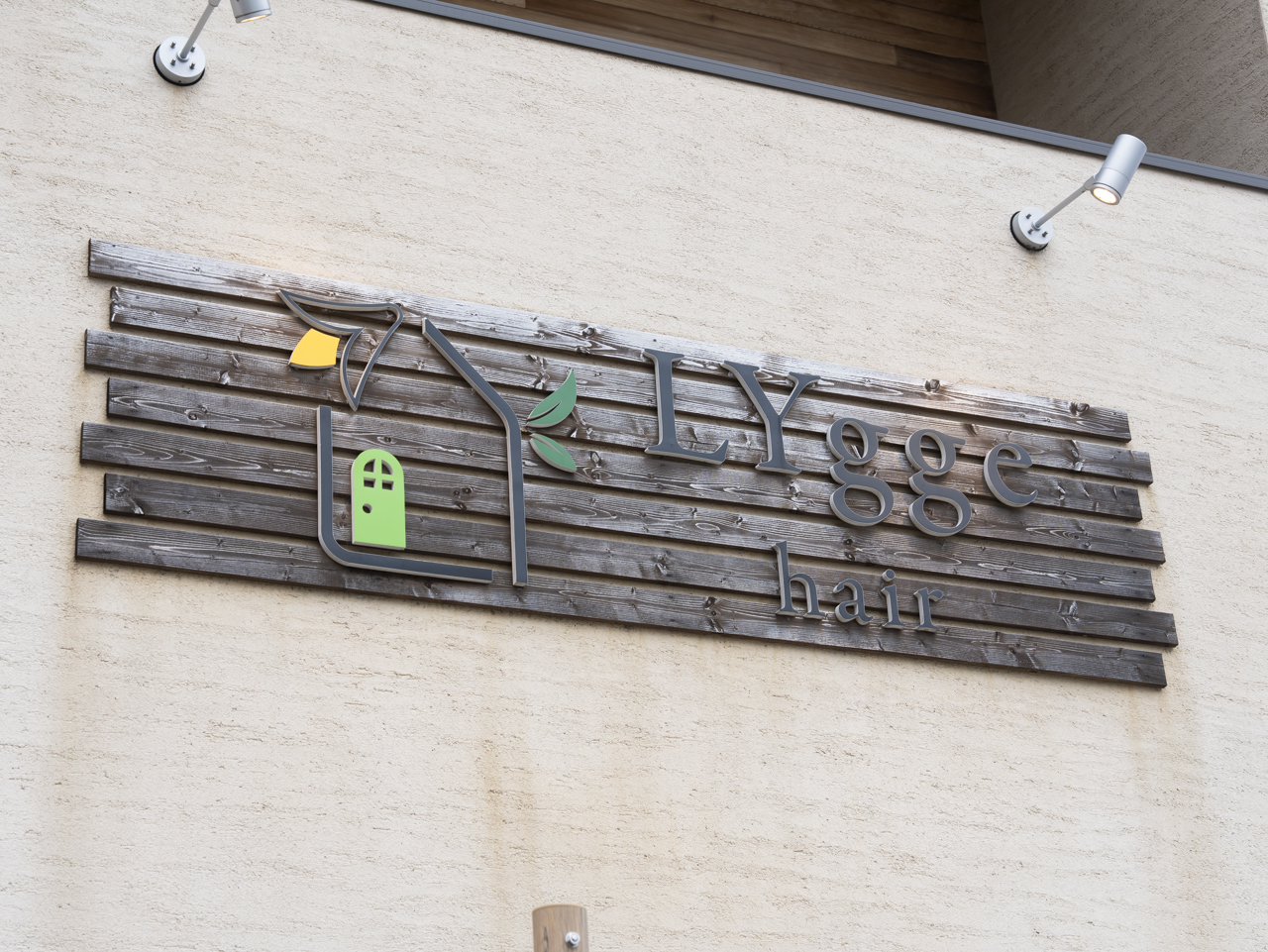 LYgge hairの外壁に掲げられた店舗ロゴ