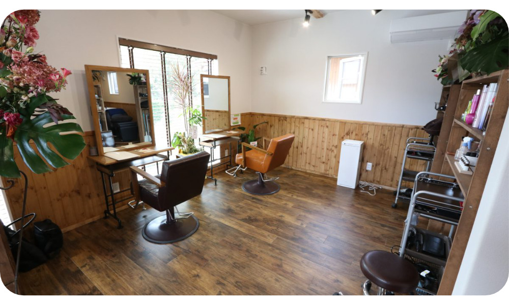 木の温もりと自然光に包まれたLYgge hairの店内
